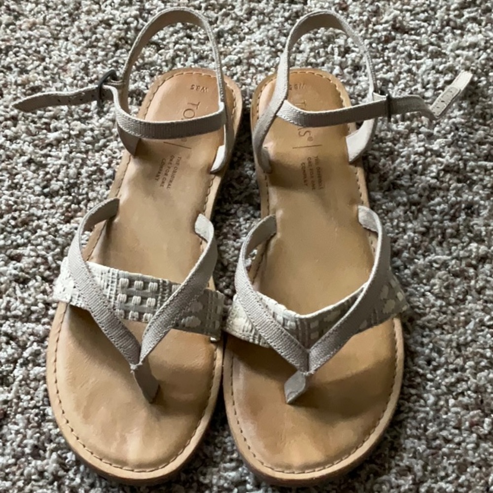 Flat sandals